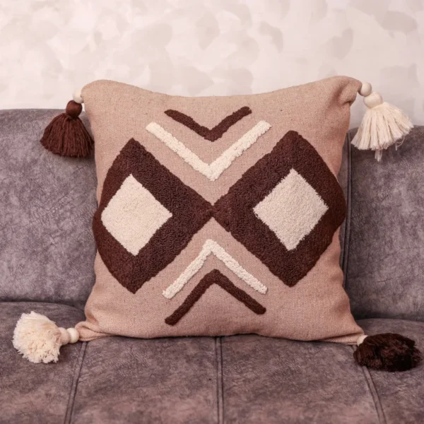Hand-tufted Berber cushion in oatmeal cotton with chocolate brown and ivory twin diamond motifs and wooden bead tassels – Tigemi Marrakech