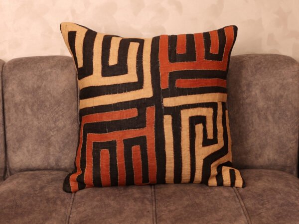 Handmade rafia cushion 20×20 with black, écru and terracotta labyrinth pattern, hand-appliquéd in Marrakech – Tigemi one-of-a-kind