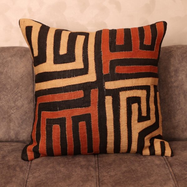 Handmade rafia cushion 20×20 with black, écru and terracotta labyrinth pattern, hand-appliquéd in Marrakech – Tigemi one-of-a-kind